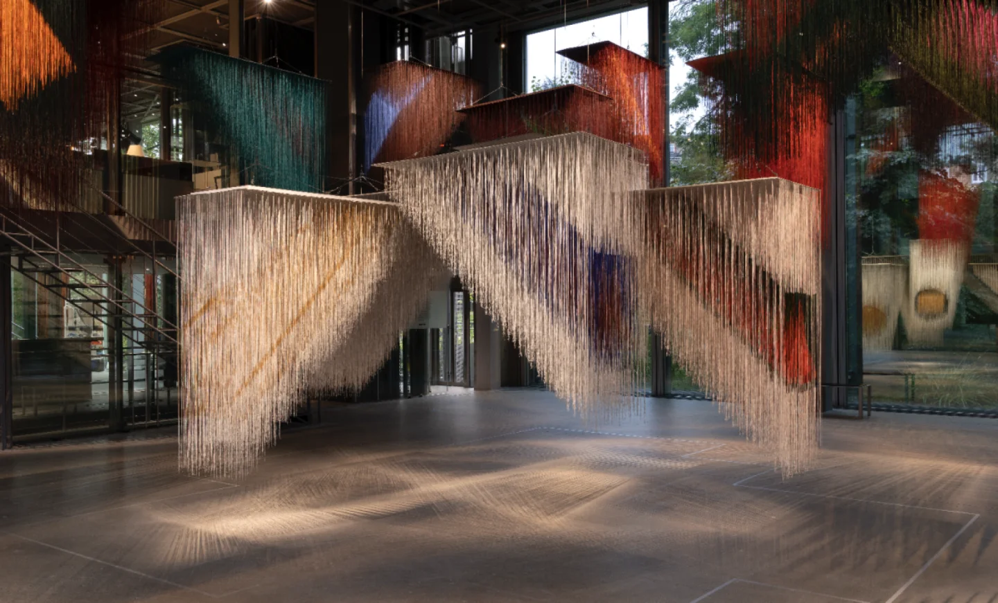 À la Fondation Cartier, Olga de Amaral tisse un lien entre texture et spiritualité