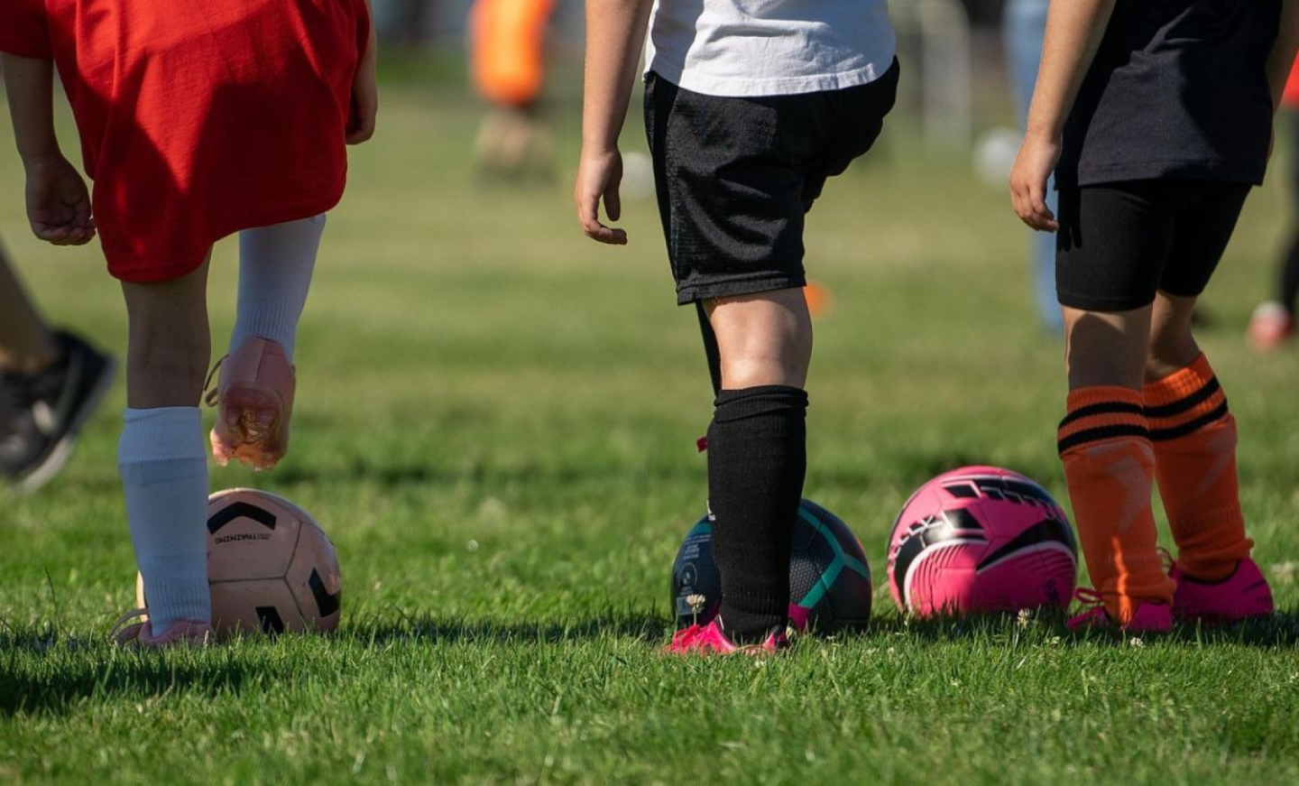 À la télévision, le ballon de foot est aux garçons