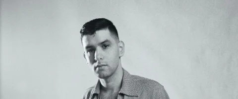 Aaron Frazer sort de l’ombre sur le soulful « Introducing… » produit par Dan Auerbach