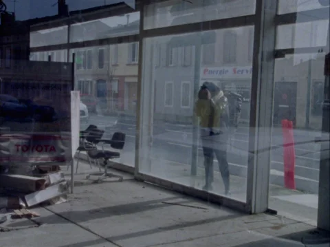 « Almost a kiss » : l’amour pèse-t-il le poids d’une urne ?