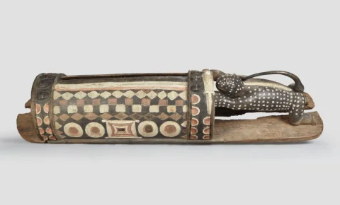 Après un siècle de captivité en France, le « tambour parleur » rentre en Côte d’Ivoire