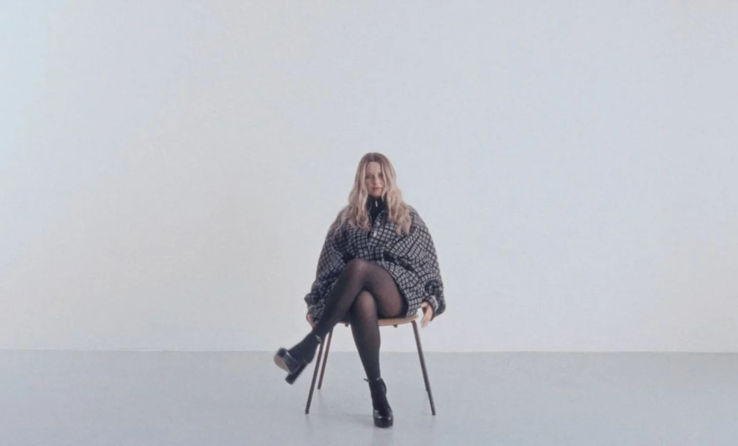 Avec “Joking”, Lusaint explore nos luttes amoureuses