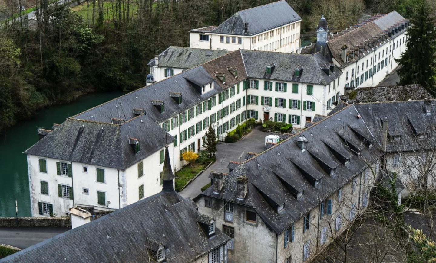 Documentaire inédit sur Bétharram : « on a réuni des archives (et des témoins) qui n’ont jamais été vus à la télévision »