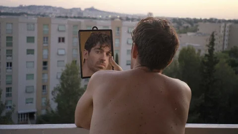 Johan Papaconstantino : rebetiko sous autotune… et au “Premier Degré”