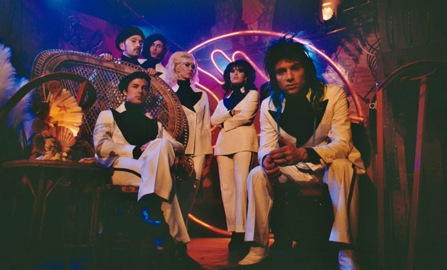 La Femme dans le Nova Club : du vin, du fromage et des bêtises