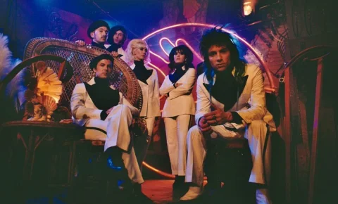 La Femme dans le Nova Club : du vin, du fromage et des bêtises