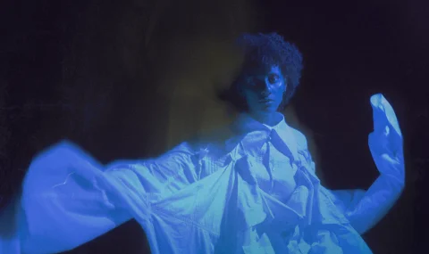 La néo soul d’EMY fait son retour avec « Chasing »