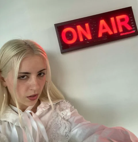 Les adieux de Sophie Marchand, les débuts de Legitgirldj et un coucou de Rachel Mbiga.