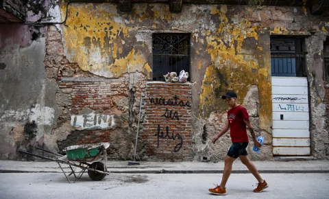 “Necesitas ser feliz” : Mr. Sad, le graffeur qui fait parler les murs de La Havane