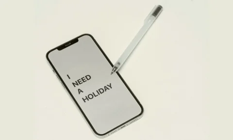 « No phone summer » : sur TikTok, les jeunes lâchent leur téléphone