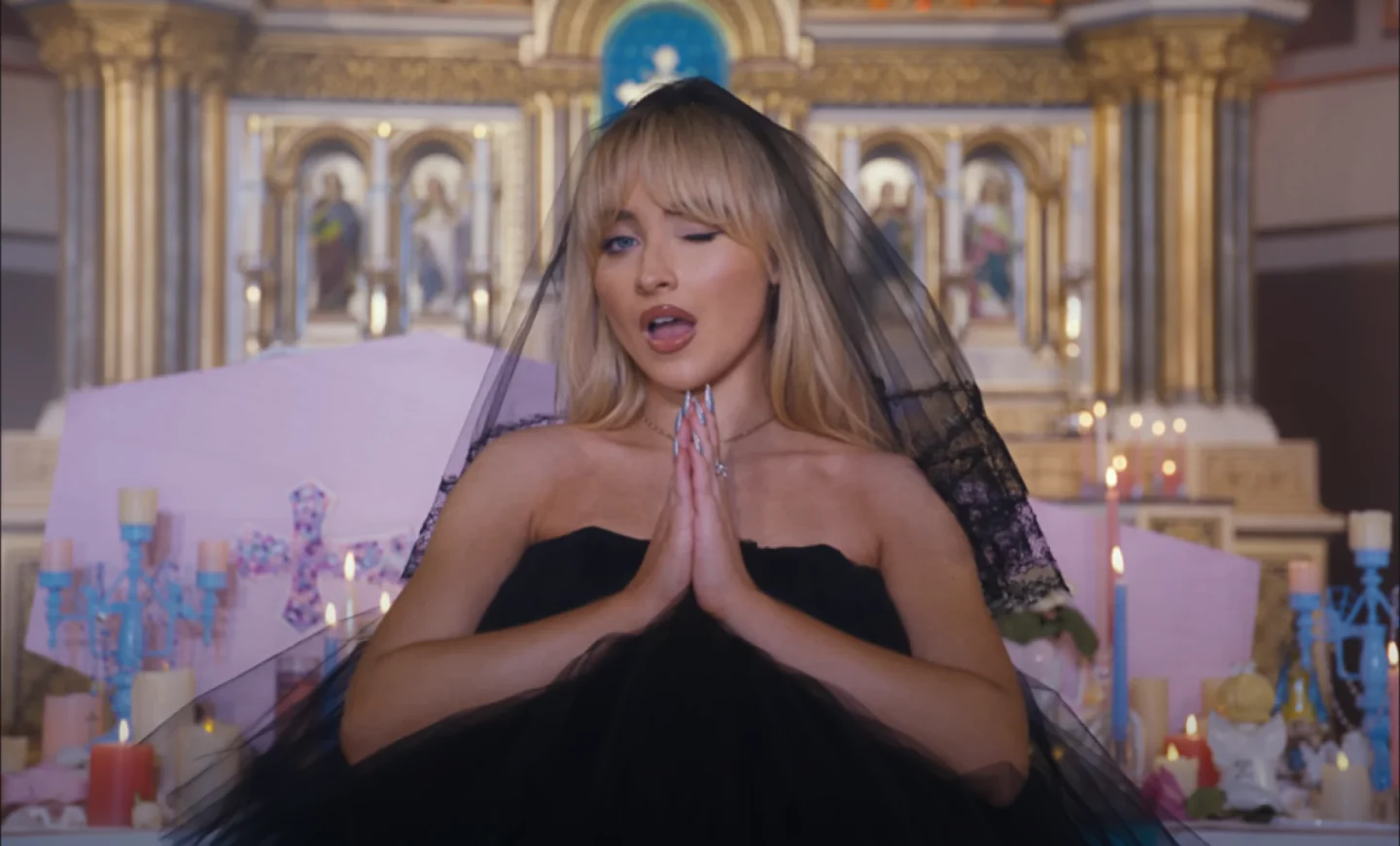 Sabrina Carpenter à l’église, ça plait pas à l’Église