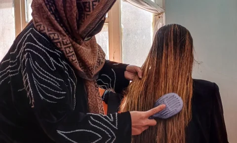 Vendre ses cheveux : la lutte de l’ombre des femmes afghanes