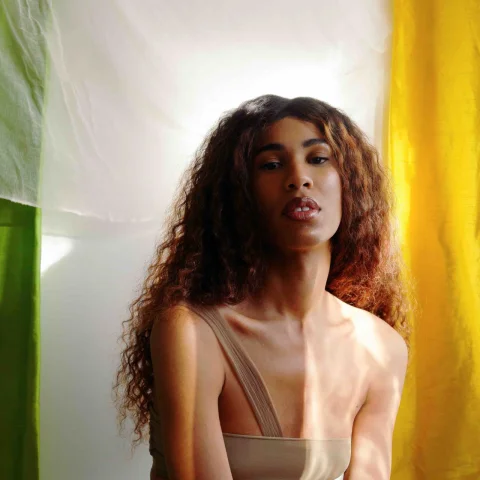 Yndi s’abandonne à l’intime dans une session acoustique envoûtante.